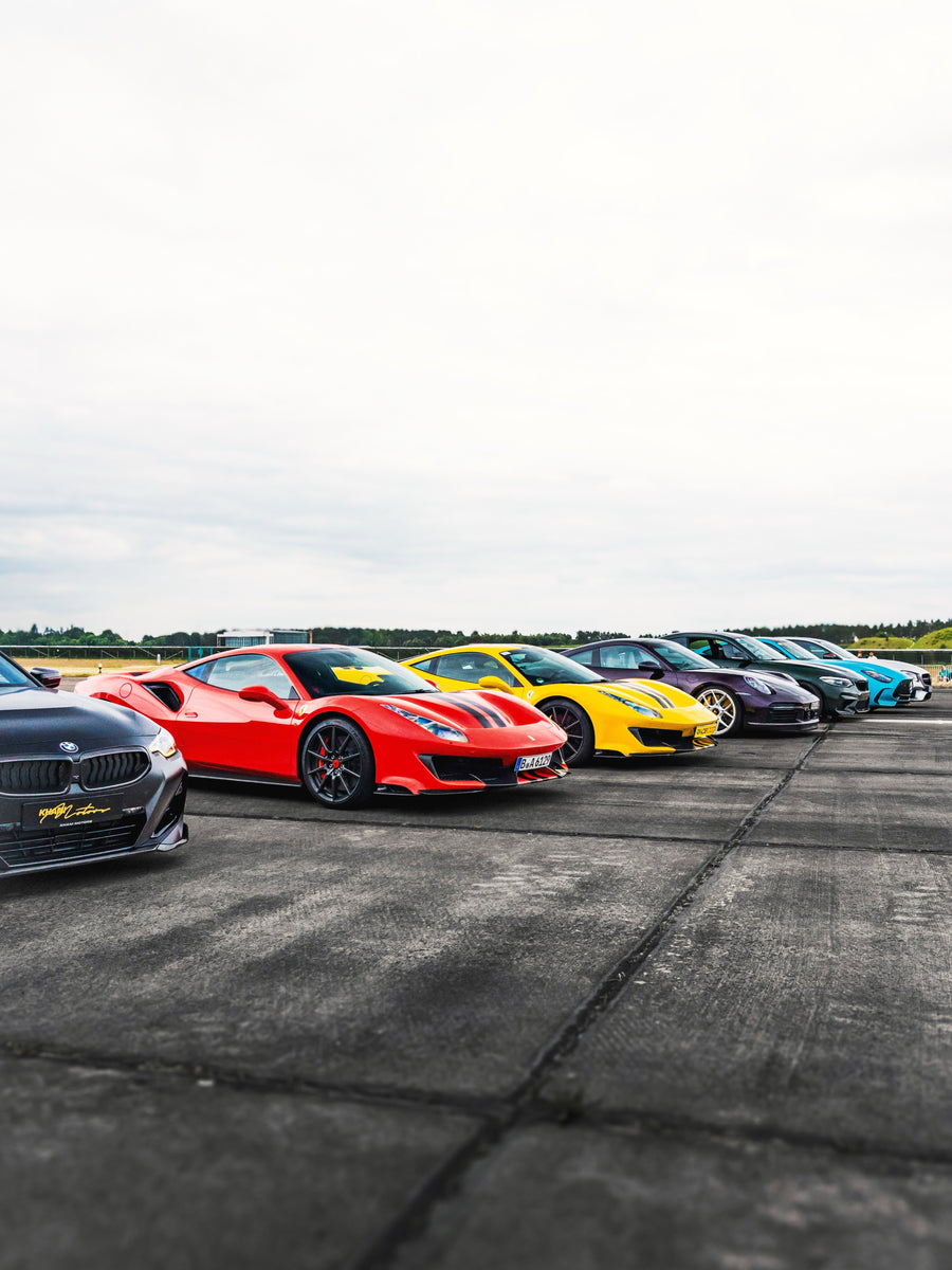 Sportwagen in der Startaufstellung beim RACE1000