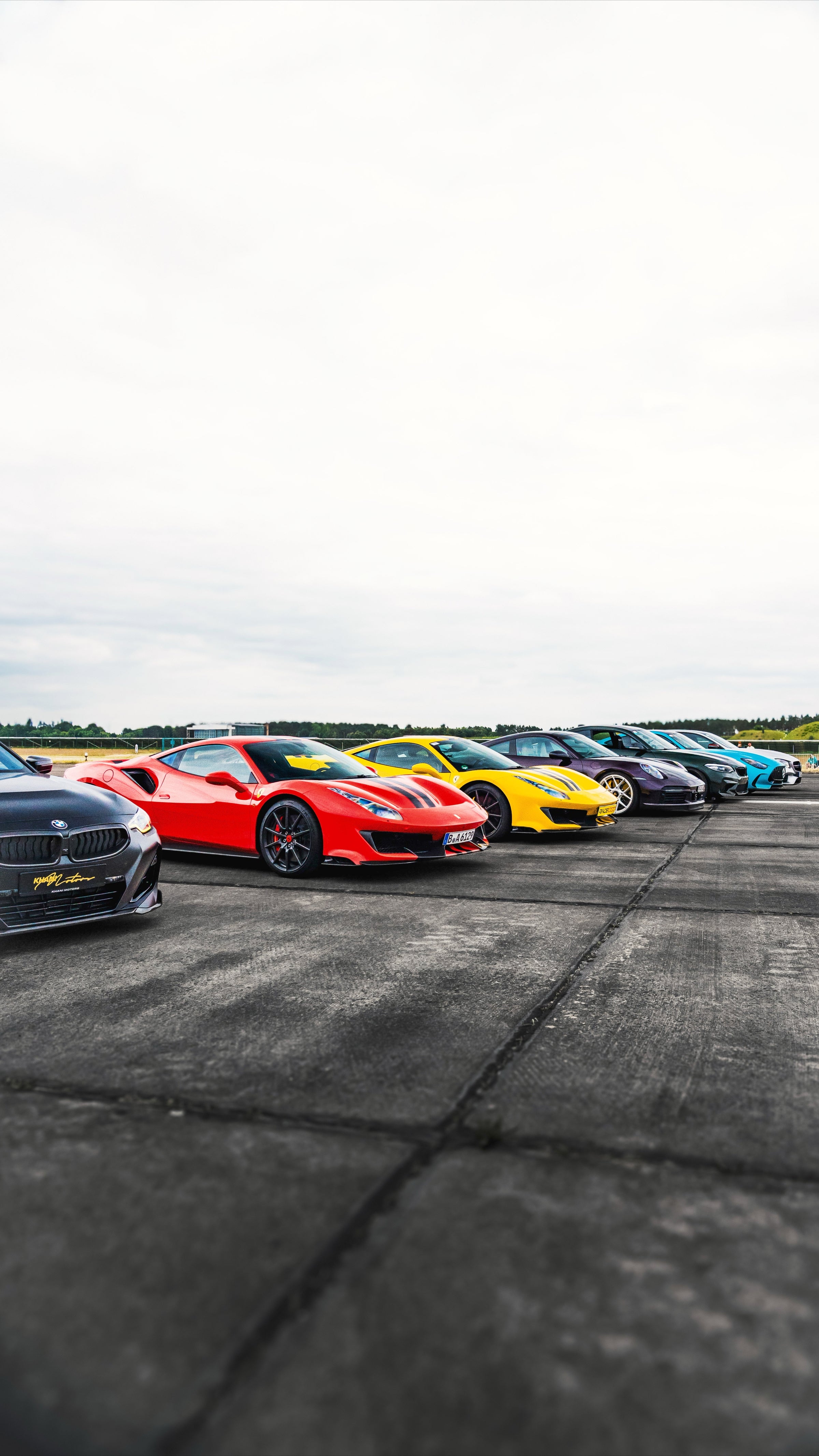 Sportwagen in der Startaufstellung beim RACE1000