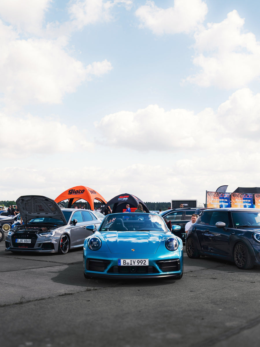 Türkiser Porsche auf der Show und Shine Meile
